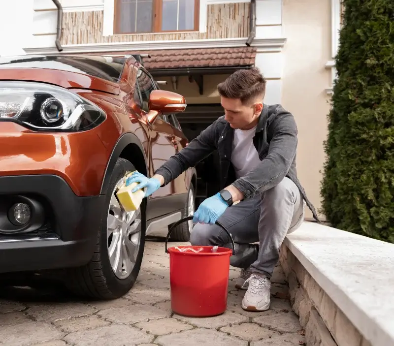 Lavage auto à domicile Félines-Minervois : professionnel intervenant sur un véhicule